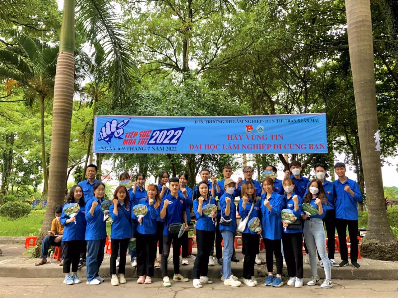 Quang Huy cùng các thành viên trong đội tình nguyện viên tham gia Tiếp sức mùa thi 2022. Quang Huy cùng các thành viên trong đội tình nguyện viên tham gia Tiếp sức mùa thi 2022.
