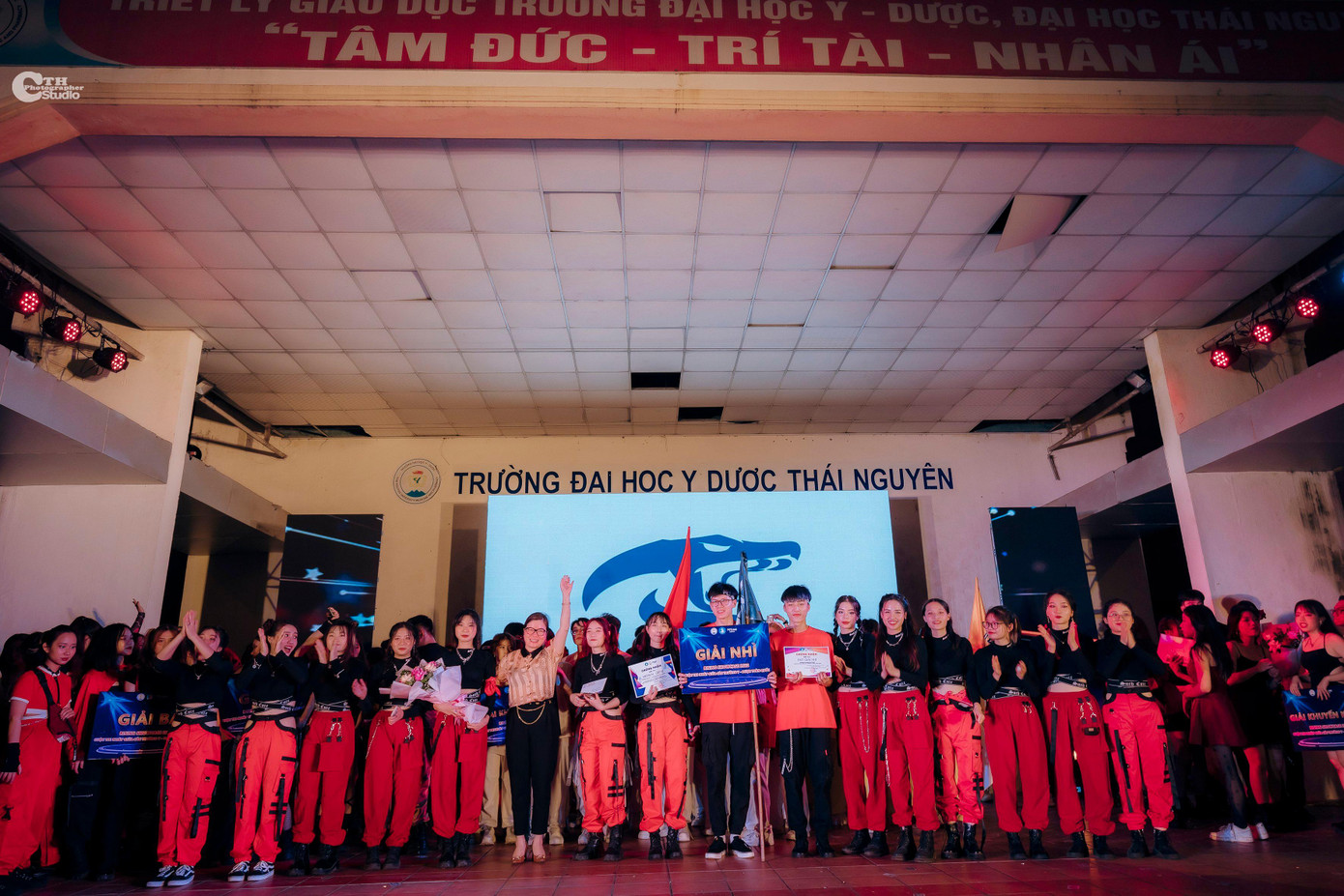 Giải Nhì thuộc về nhóm Medical crew - Trường Đại học Y Dược (Đại học Thái Nguyên). Giải Nhì thuộc về nhóm Medical crew - Trường Đại học Y Dược (Đại học Thái Nguyên).
