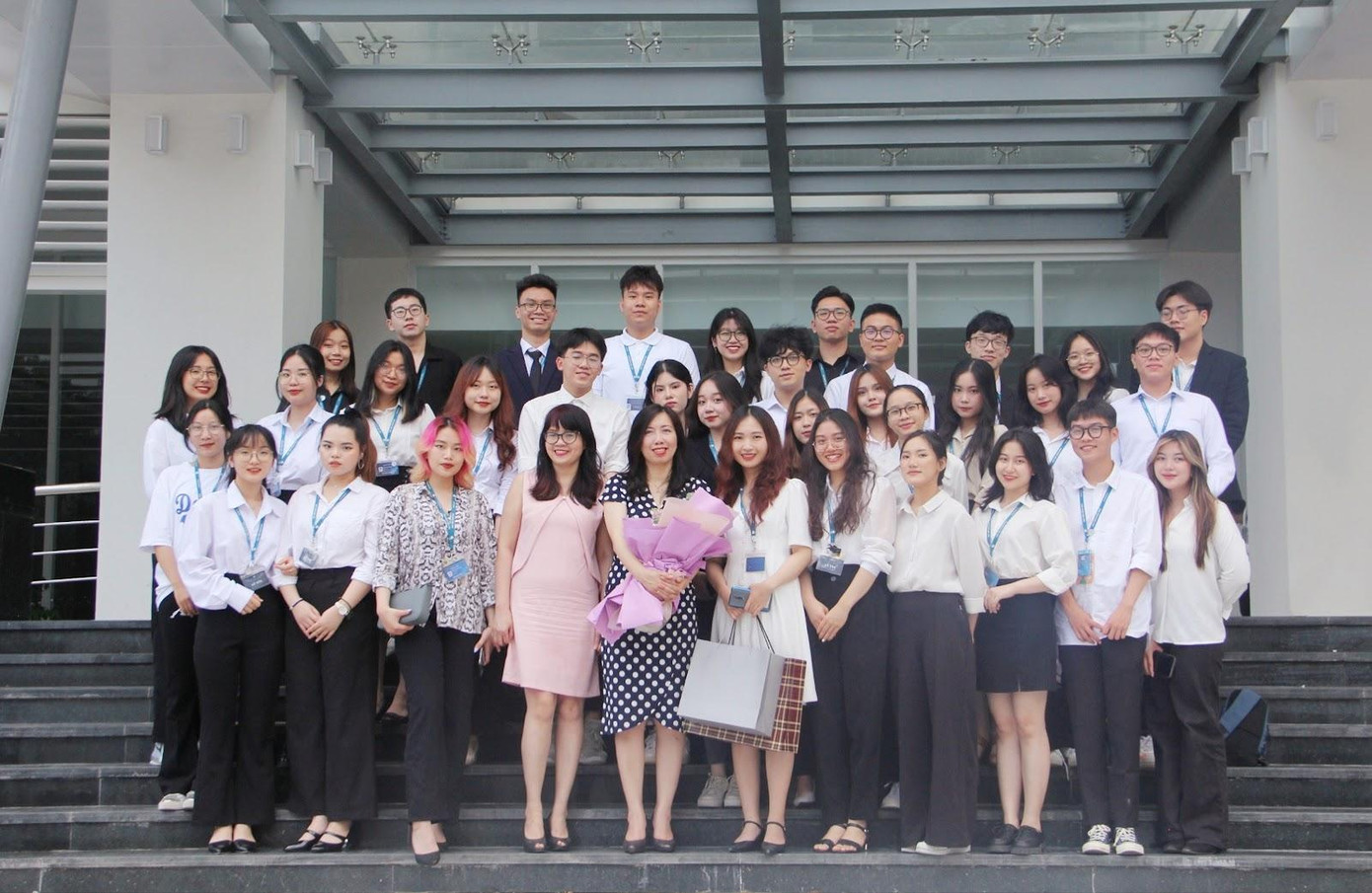 Người Phát ngôn Bộ Ngoại giao Lê Thị Thu Hằng chụp ảnh cùng Ban tổ chức chương trình - các thành viên nòng cốt của CLB Lễ tân Ngoại giao.