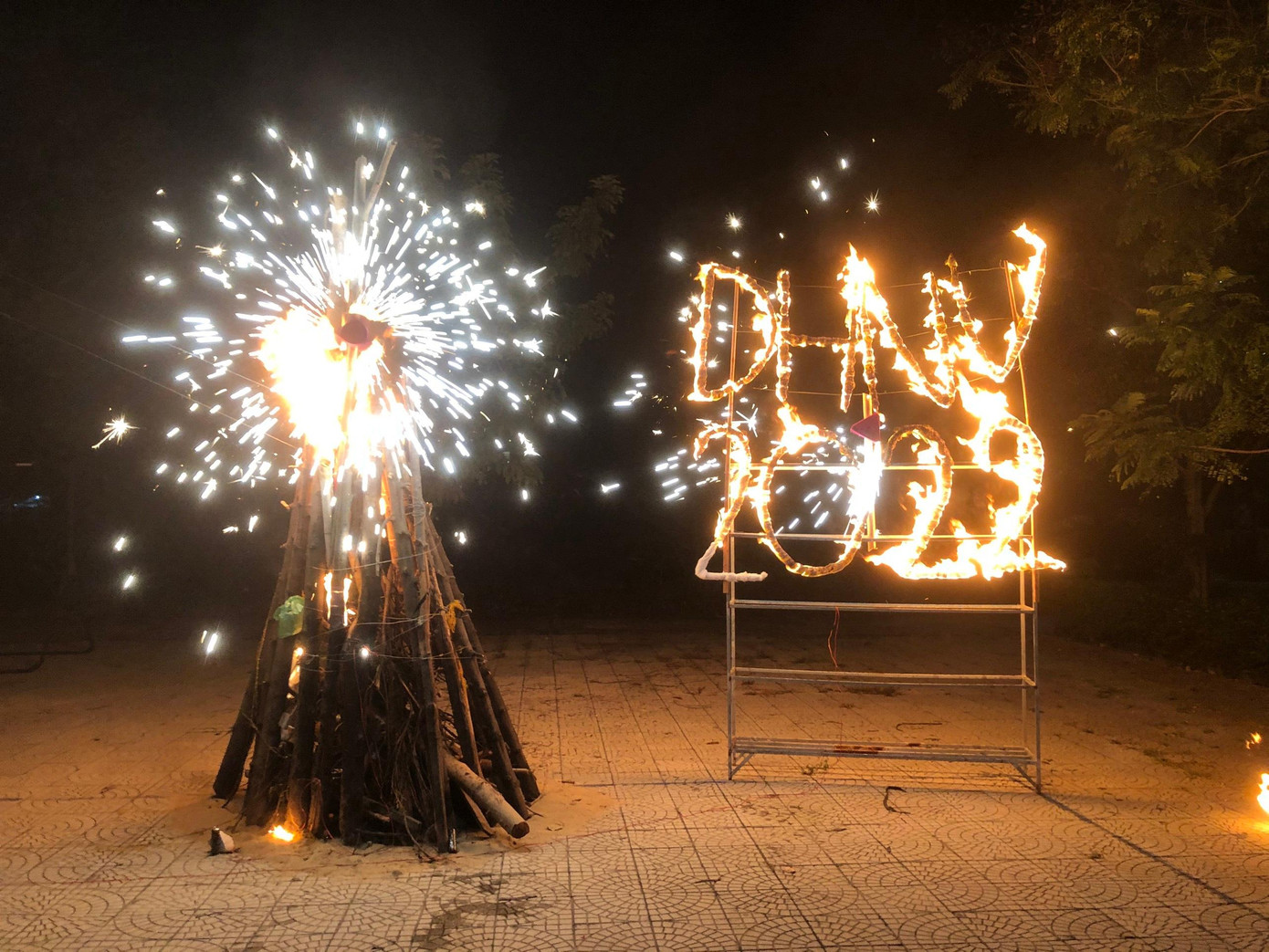 Thắp lửa trại gắn kết Đoàn viên sinh viên 3 miền Bắc – Trung – Nam. Thắp lửa trại gắn kết Đoàn viên sinh viên 3 miền Bắc – Trung – Nam.