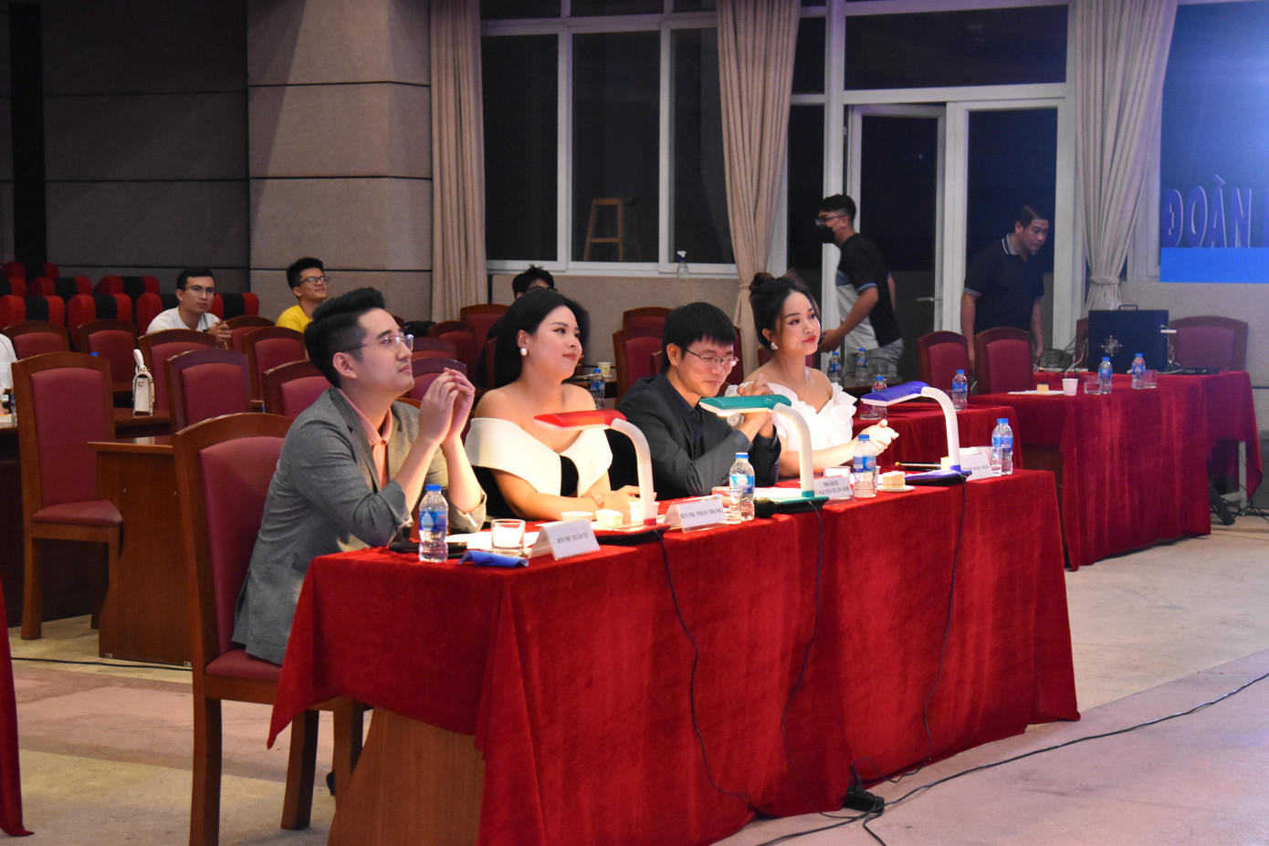 Ban giám khảo có nhà báo Nguyễn Tuấn Anh, BTV Phan Trang, BTV Ngọc Châm, BTV Xuân Tú. Ban giám khảo có nhà báo Nguyễn Tuấn Anh, BTV Phan Trang, BTV Ngọc Châm, BTV Xuân Tú.