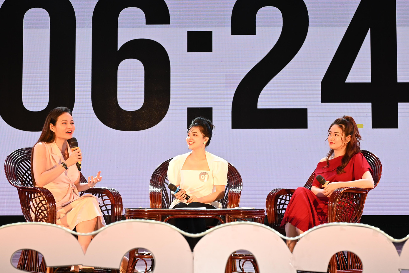 Khánh Huyền tự tin trong mọi phần thi và chinh phục được các vị Ban giáo khảo.