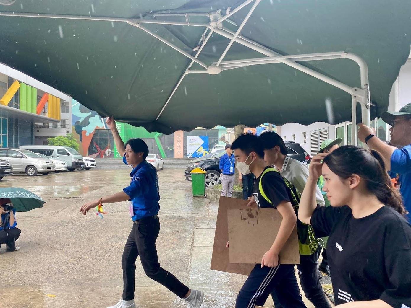 Cơn mưa rào bất chợt không thể làm nản lòng các tình nguyện viên.