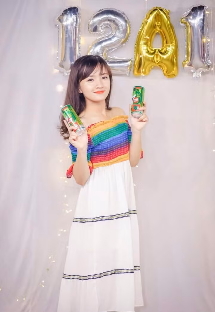 Minh Anh chia sẻ: "Niềm vui tiếp nối và hạnh phúc như vỡ òa là khi mình đỗ được vào AOF để rồi đạt được những thành tích nhất định như: giành được học bổng, nhiều kỳ liên tiếp đạt sinh viên giỏi và xuất sắc, không để chuyện tham gia ngoại khóa của mình ảnh hưởng đến việc học."
