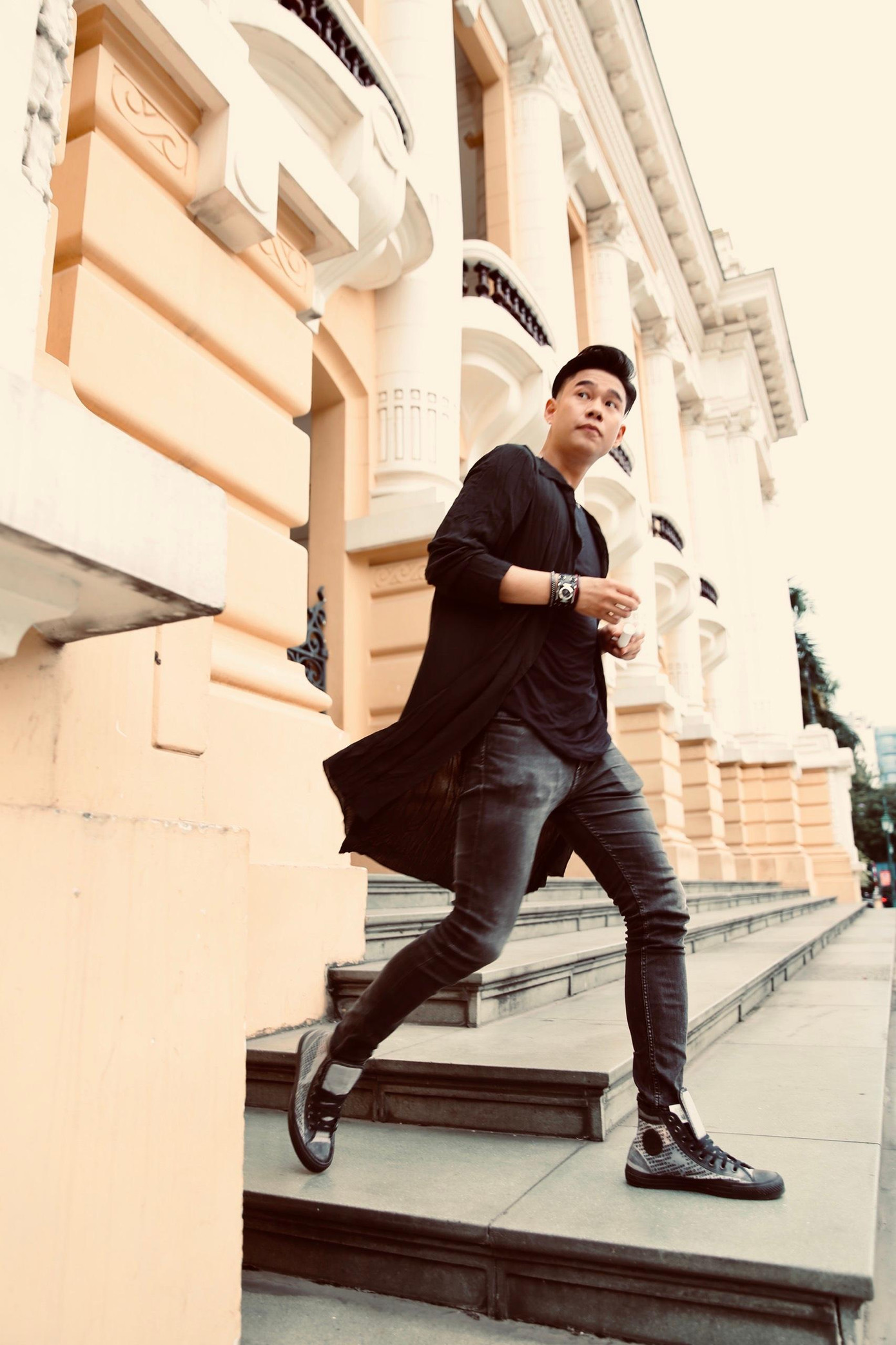 Với Minh Hoàng, sân khấu là thánh đường.