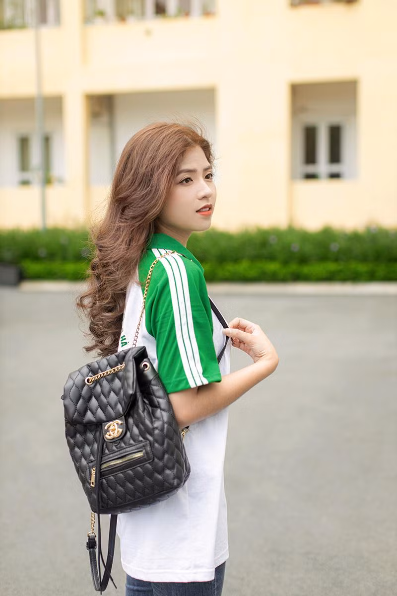 Song song với công việc học, Như Quỳnh còn được biết đến là người mẫu ảnh tự do.