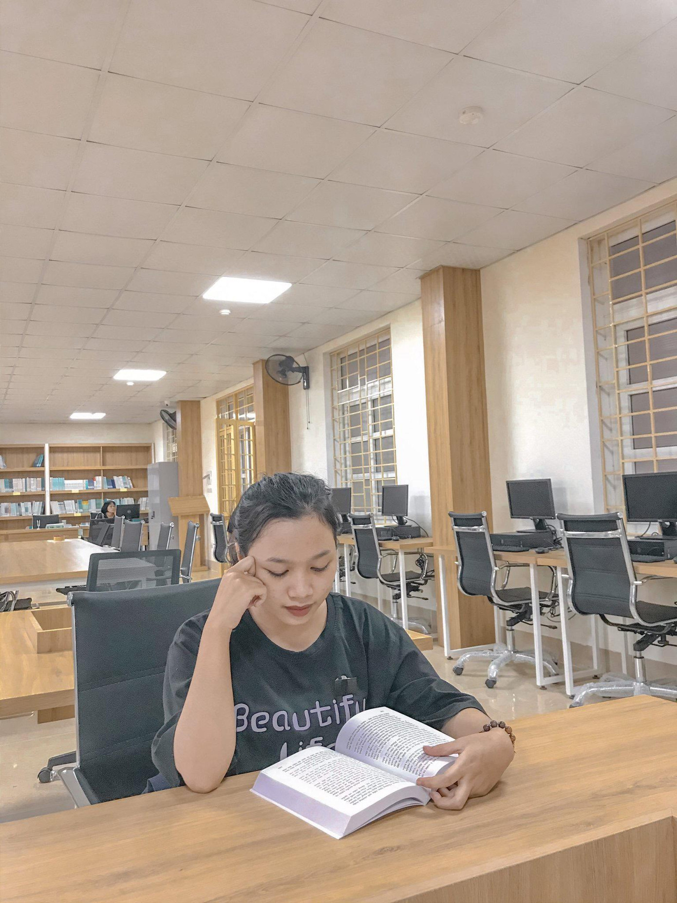 Ngoài giờ học trên lớp, Cẩm Tú thường xuyên lên thư viện đọc và nghiên cứu các tài liệu liên quan đến chuyên ngành học.