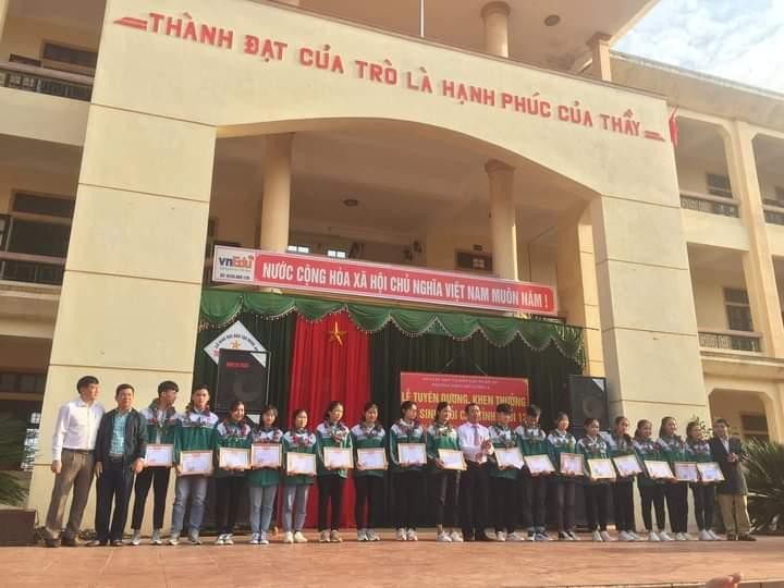 Nguyễn Đình Hạnh (thứ 3 từ trái qua) nhận khen thưởng tại lễ tuyên dương học sinh giỏi cấp Tỉnh. Nguyễn Đình Hạnh (thứ 3 từ trái qua) nhận khen thưởng tại lễ tuyên dương học sinh giỏi cấp Tỉnh.