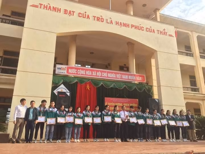 Nguyễn Đình Hạnh (thứ 3 từ trái qua) nhận khen thưởng tại lễ tuyên dương học sinh giỏi cấp Tỉnh.
