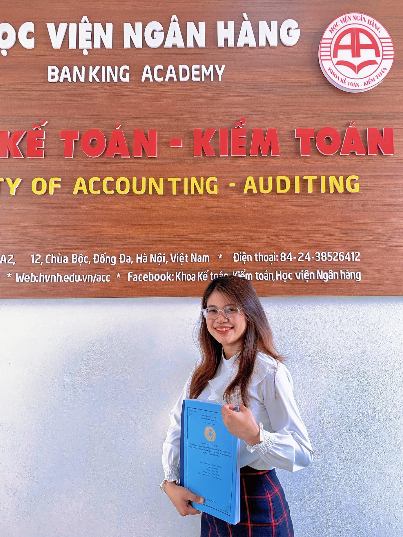 Thúy Hằng trong ngày bảo vệ khóa luận tốt nghiệp tại khoa Kế toán - Kiểm toán, Học viện Ngân hàng.