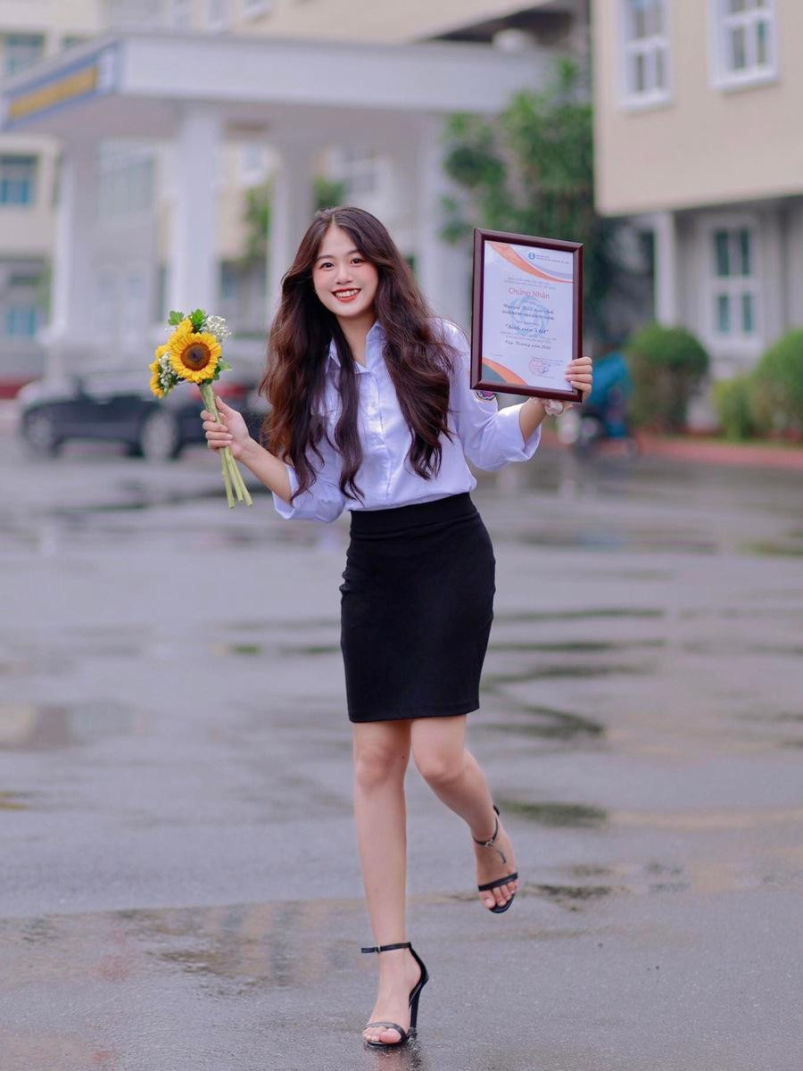 Lan Anh trong bộ đồng phục với áo sơ trắng, chân váy xanh tím than, trong ngày nhận giải thưởng “Sinh viên 5 tốt” cấp trường. Lan Anh trong bộ đồng phục với áo sơ trắng, chân váy xanh tím than, trong ngày nhận giải thưởng “Sinh viên 5 tốt” cấp trường.