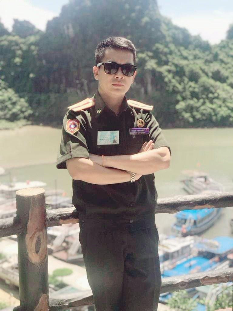 Tiếp nối truyền thống nghệ thuật của gia đình, Thin Nạ Kon Nhăng Kẹo nhập ngũ tại Đoàn văn công Quân đội nhân dân Lào, sau đó sang Việt Nam theo học tại Đại học Văn hóa Nghệ thuật Quân đội.