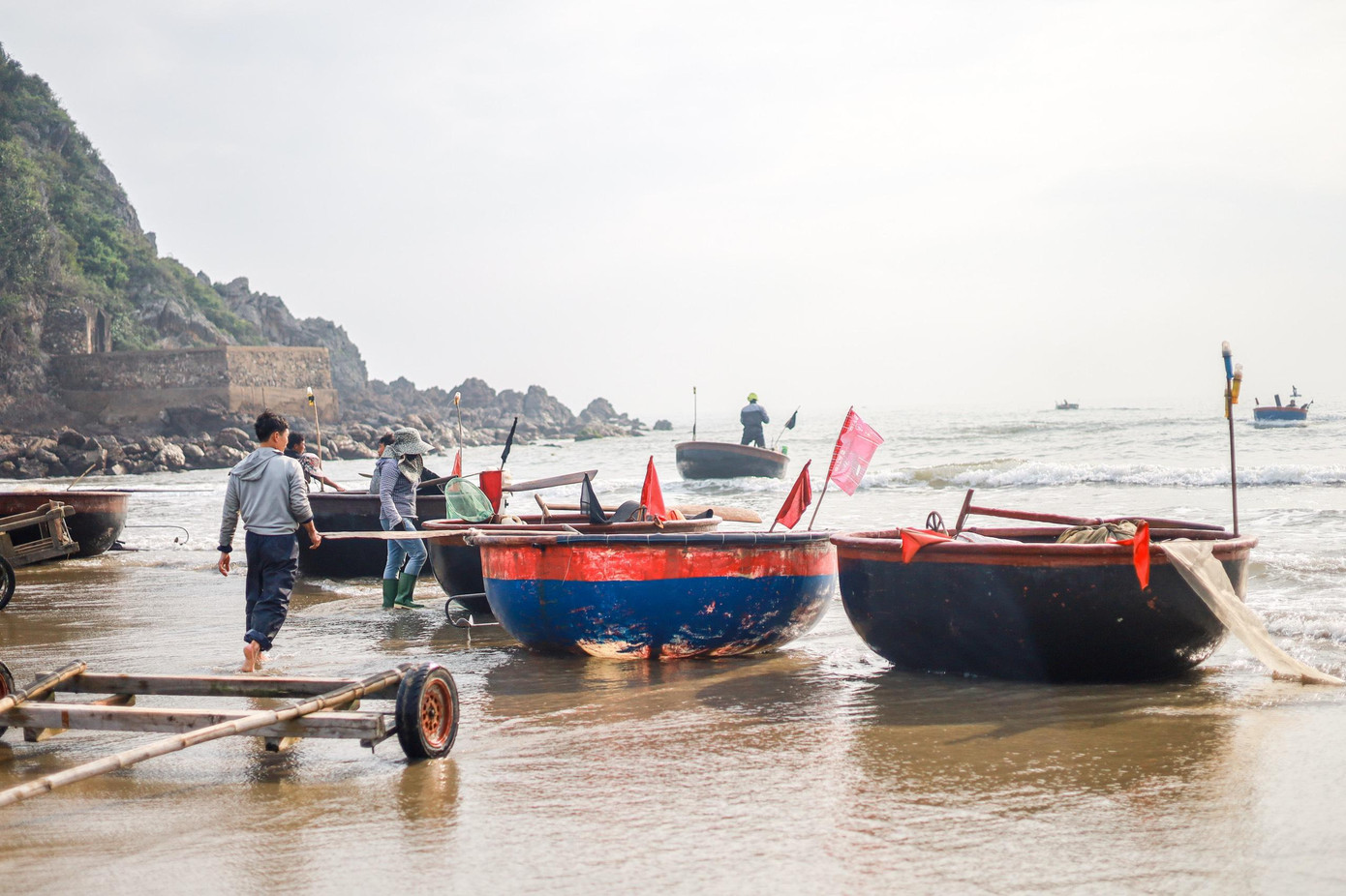 Hàng loạt thuyền thúng là “kế sinh nhai” của ngư dân được “nghỉ ngơi” sau ngày dài bám biển.