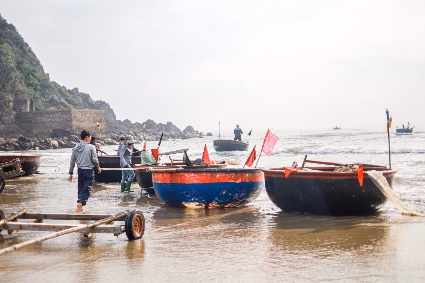 Hàng loạt thuyền thúng là “kế sinh nhai” của ngư dân được “nghỉ ngơi” sau ngày dài bám biển.