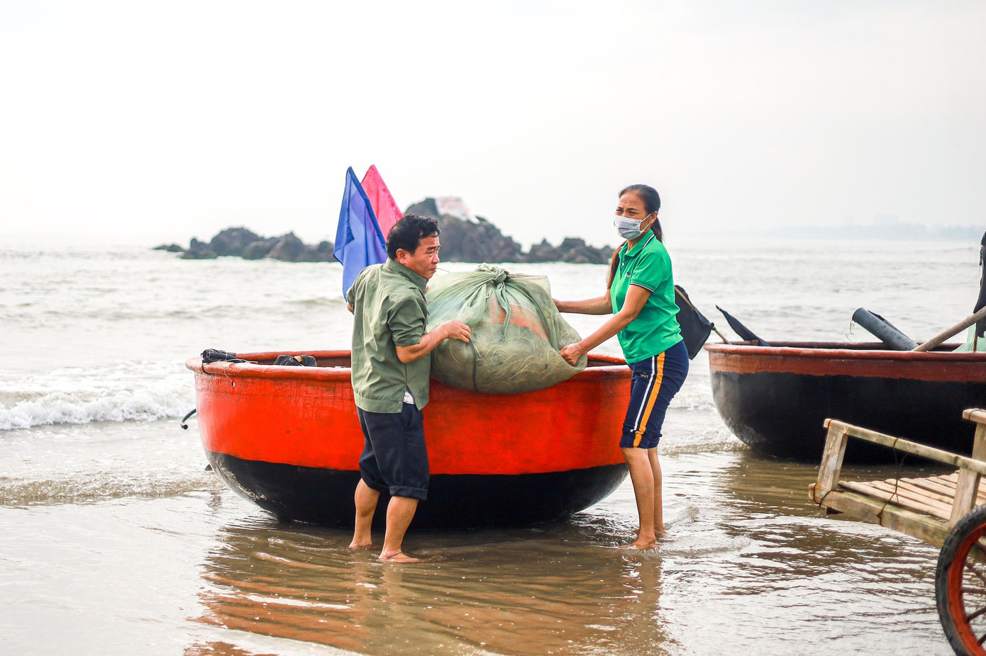 Ngư dân đang thu hoạch sản phẩm sau chuyến ra khơi.