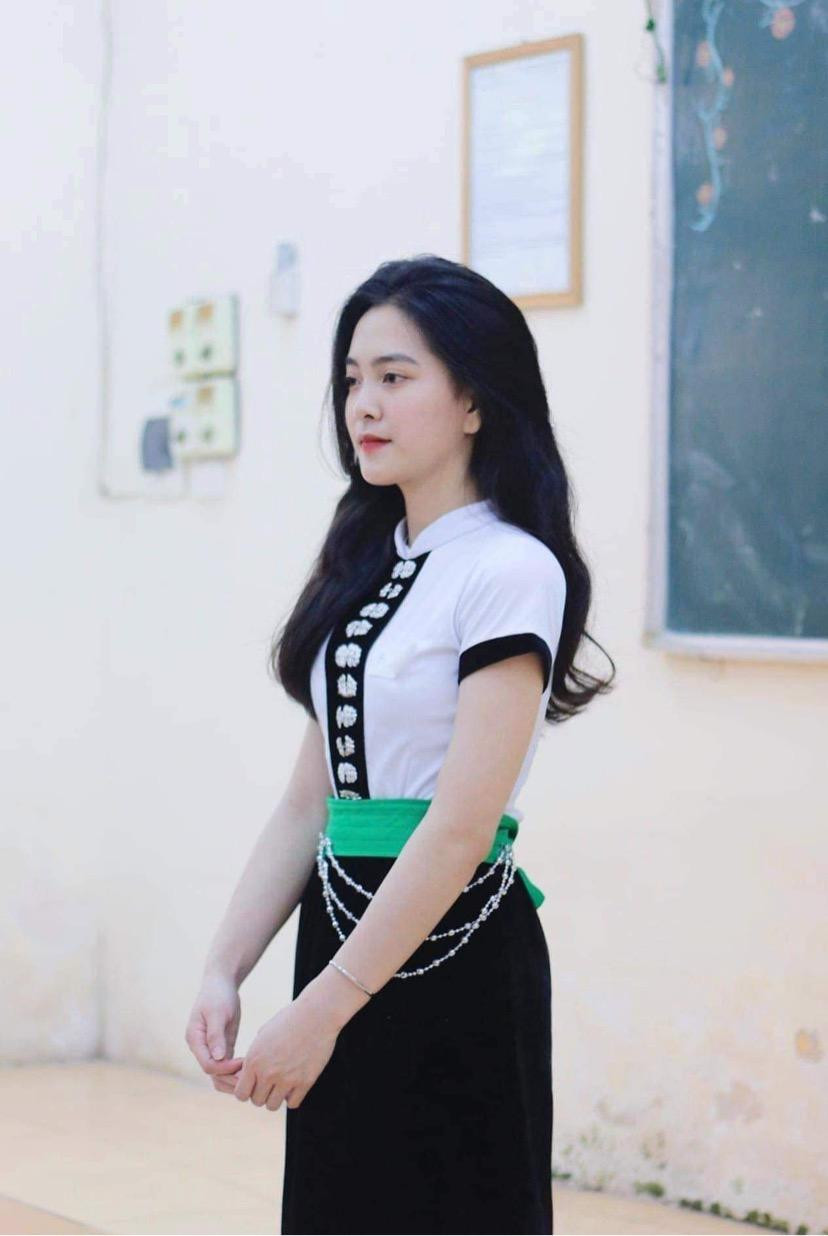 Phương Thảo tạo ấn tượng trong bộ trang phục truyền thống dân tộc Thái tại buổi thi tuyển thành viên của CLB AMC.