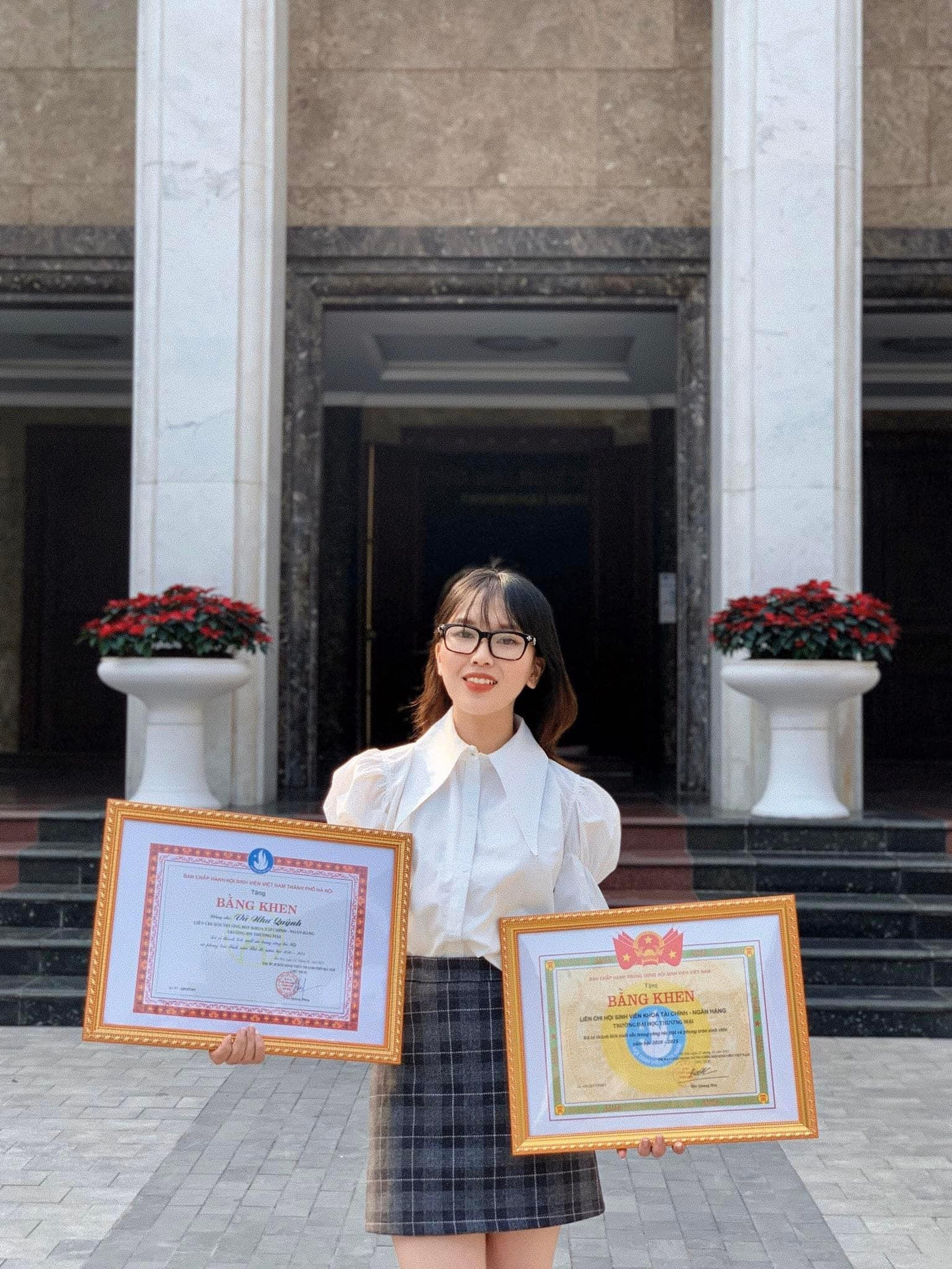 Nhận bằng khen của Hội Sinh viên Thành phố Hà Nội và Trung ương Hội Sinh viên Việt Nam. Nhận bằng khen của Hội Sinh viên Thành phố Hà Nội và Trung ương Hội Sinh viên Việt Nam.