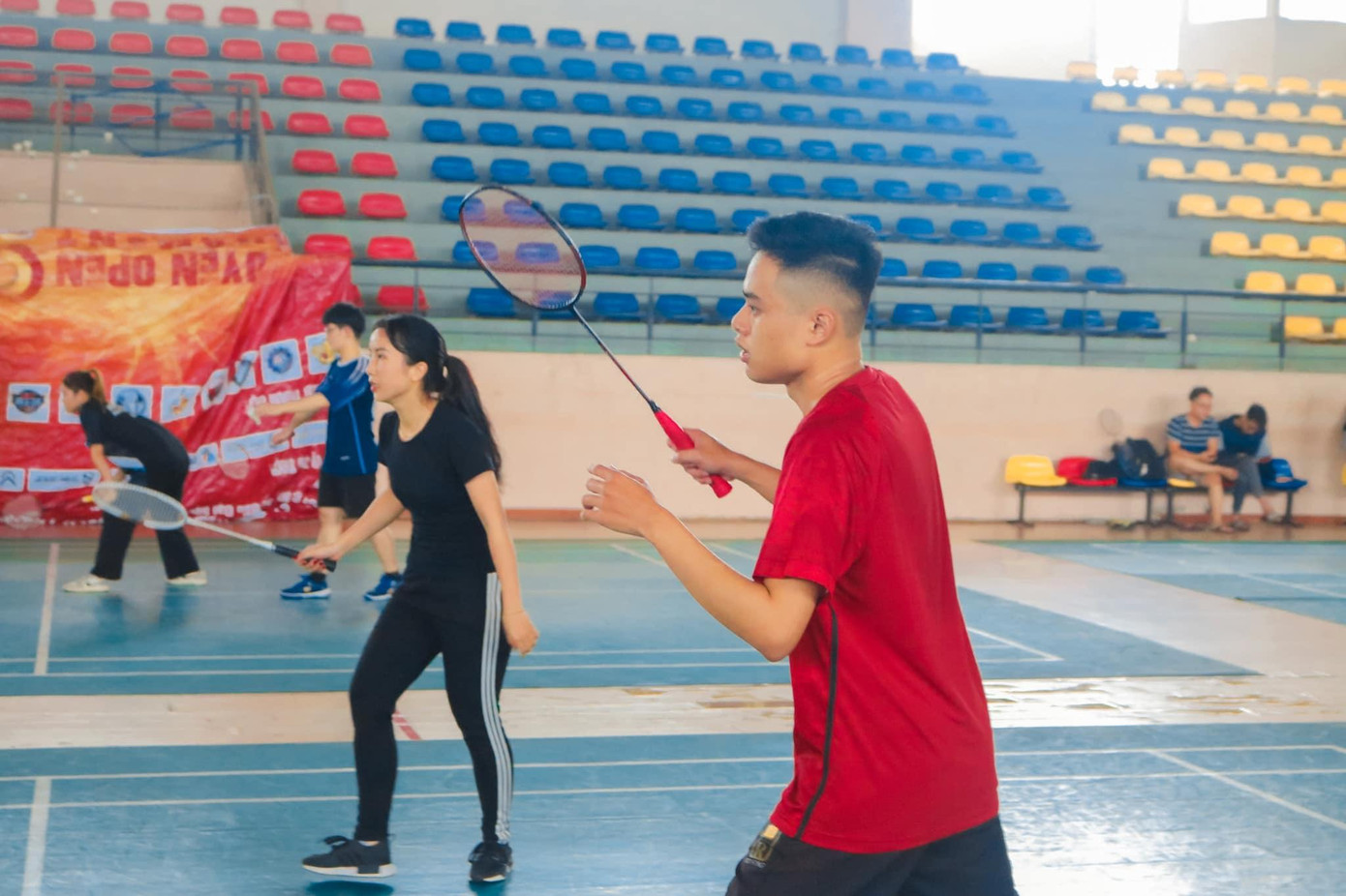 Vũ Hoàng chia sẻ: "Điều khiến mình tự hào nhất trong 4 năm Đại học vừa rồi của mình có lẽ là làm chủ nhiệm Câu lạc bộ Cầu Lông Khoa Quốc tế - Đại học Thái Nguyên (ISBC)." Vũ Hoàng chia sẻ: "Điều khiến mình tự hào nhất trong 4 năm Đại học vừa rồi của mình có lẽ là làm chủ nhiệm Câu lạc bộ Cầu Lông Khoa Quốc tế - Đại học Thái Nguyên (ISBC)."