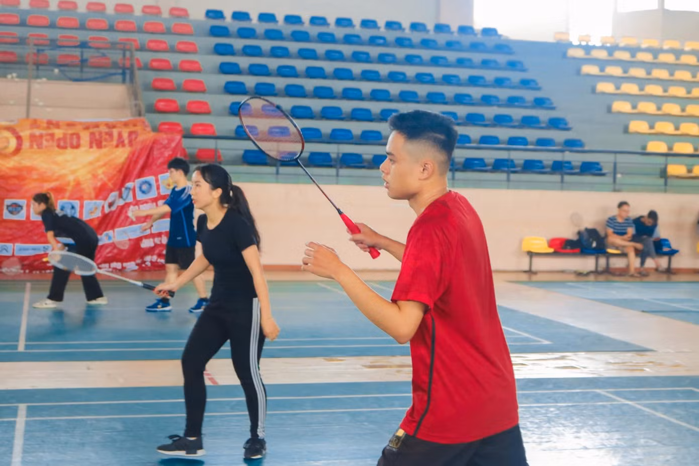 Vũ Hoàng chia sẻ: "Điều khiến mình tự hào nhất trong 4 năm Đại học vừa rồi của mình có lẽ là làm chủ nhiệm Câu lạc bộ Cầu Lông Khoa Quốc tế - Đại học Thái Nguyên (ISBC)." Vũ Hoàng chia sẻ: "Điều khiến mình tự hào nhất trong 4 năm Đại học vừa rồi của mình có lẽ là làm chủ nhiệm Câu lạc bộ Cầu Lông Khoa Quốc tế - Đại học Thái Nguyên (ISBC)."