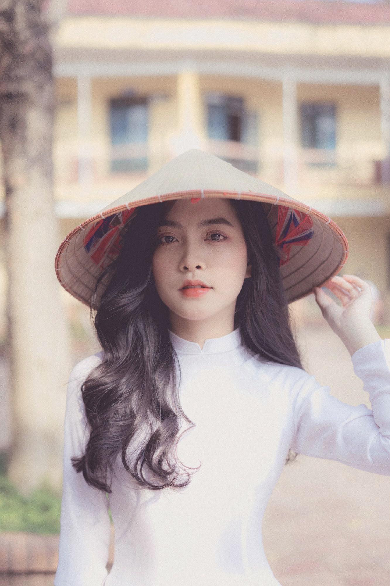 Phương Thảo với nhan sắc &quot;gây thương nhớ&quot; trong tà áo dài trắng.