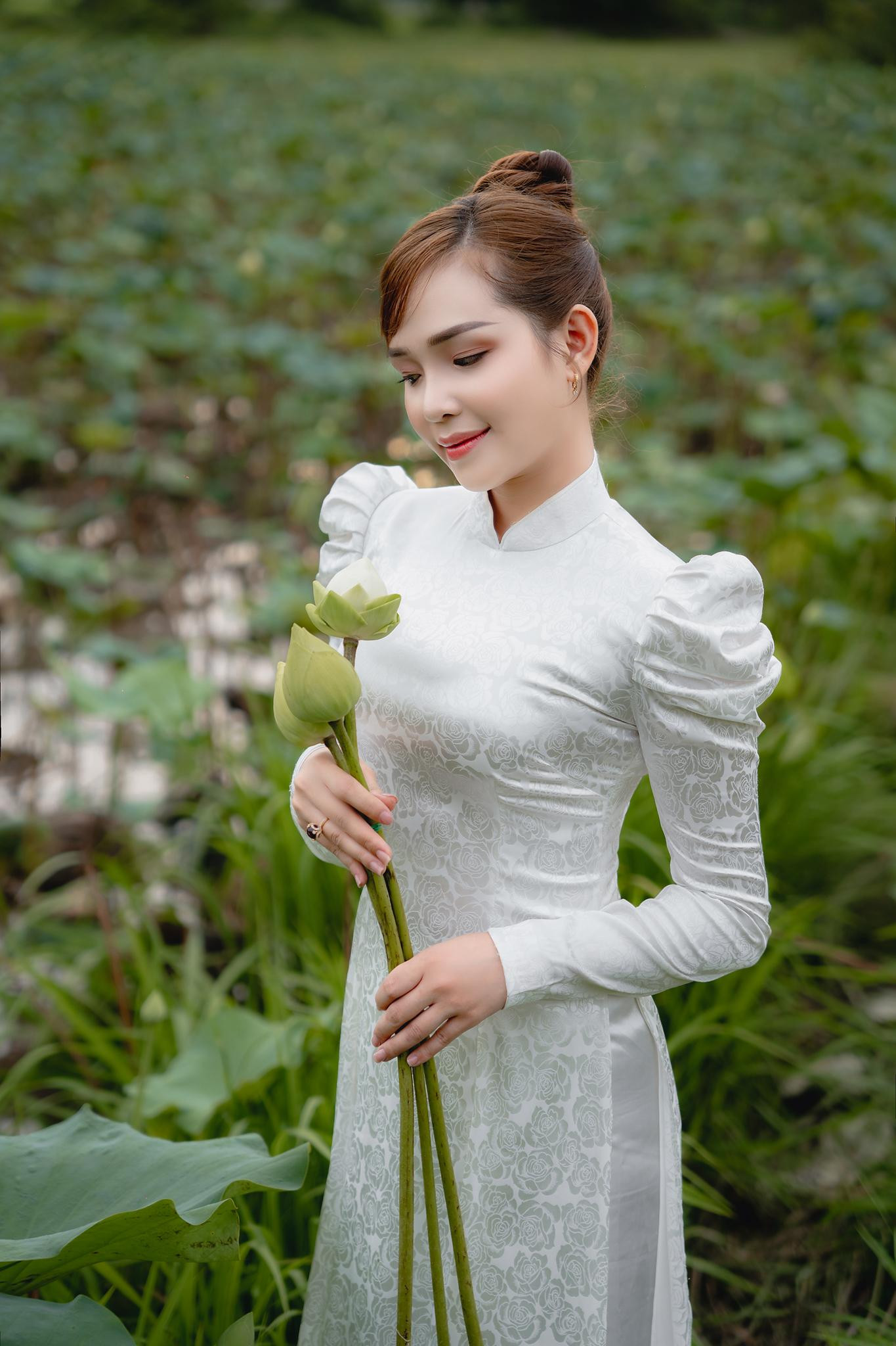 Thiếu nữ Việt Nam đẹp nhất khi mặc áo dài trắng (Ảnh: Facebook Cao Cẩn). Thiếu nữ Việt Nam đẹp nhất khi mặc áo dài trắng (Ảnh: Facebook Cao Cẩn).