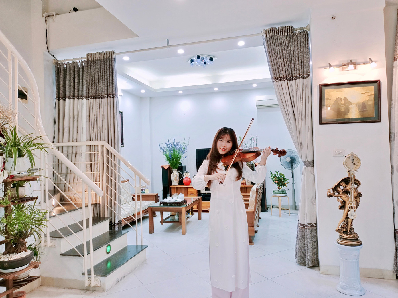 May mắn được sinh ra trong một gia đình không bị áp lực về tài chính nhưng không vì thế mà Hoàng Lan ỷ lại. May mắn được sinh ra trong một gia đình không bị áp lực về tài chính nhưng không vì thế mà Hoàng Lan ỷ lại.