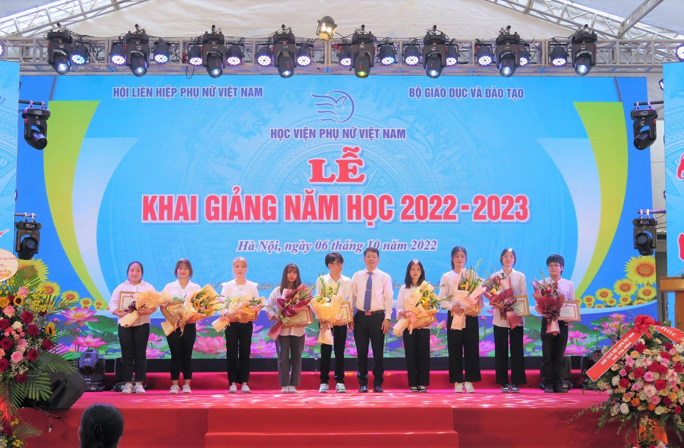 PGS. TS Trần Quang Tiến - Giám đốc Học viện Phụ nữ VN trao học bổng Thủ khoa các ngành học cho tân sinh viên.