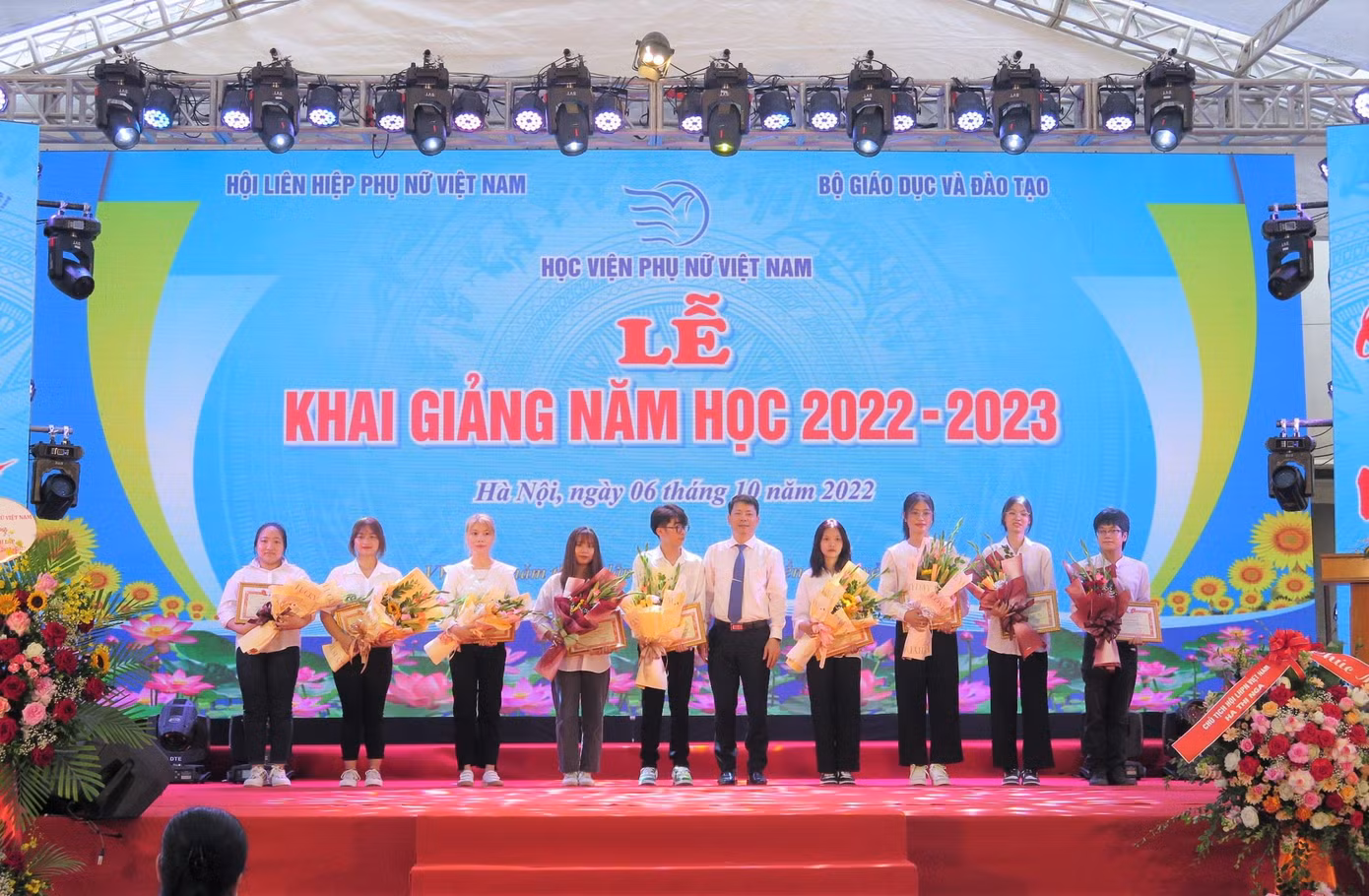 PGS. TS Trần Quang Tiến - Giám đốc Học viện Phụ nữ VN trao học bổng Thủ khoa các ngành học cho tân sinh viên.