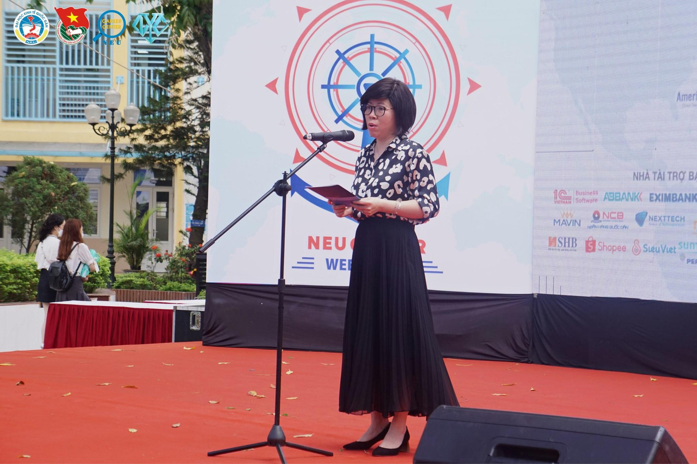 Đại diện VietinBank - bà Đào Tuyết Mai hào hứng với Ngày hội việc làm Đại diện VietinBank - bà Đào Tuyết Mai hào hứng với Ngày hội việc làm