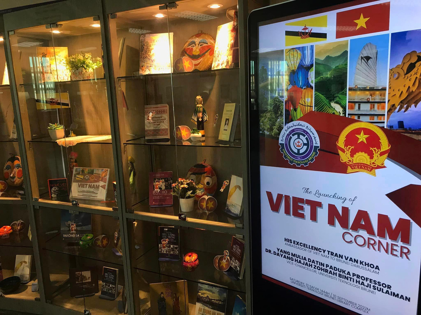 “Góc Việt Nam” trong khuôn viên thư viện trường Đại học Công nghệ Brunei.