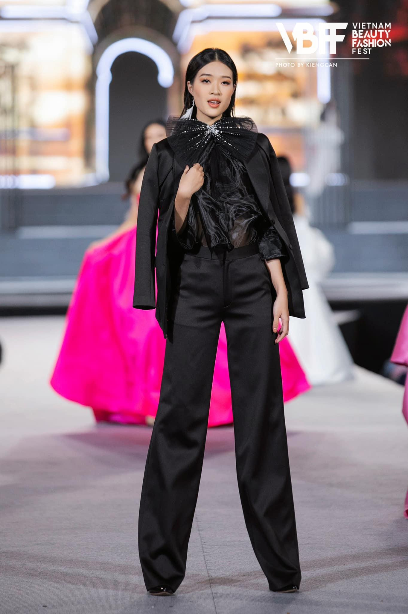 Nữ sinh xứ Huế gây ấn tượng bởi vóc dáng cân đối, chiều cao 'khủng' 1m80. Nữ sinh xứ Huế gây ấn tượng bởi vóc dáng cân đối, chiều cao 'khủng' 1m80.