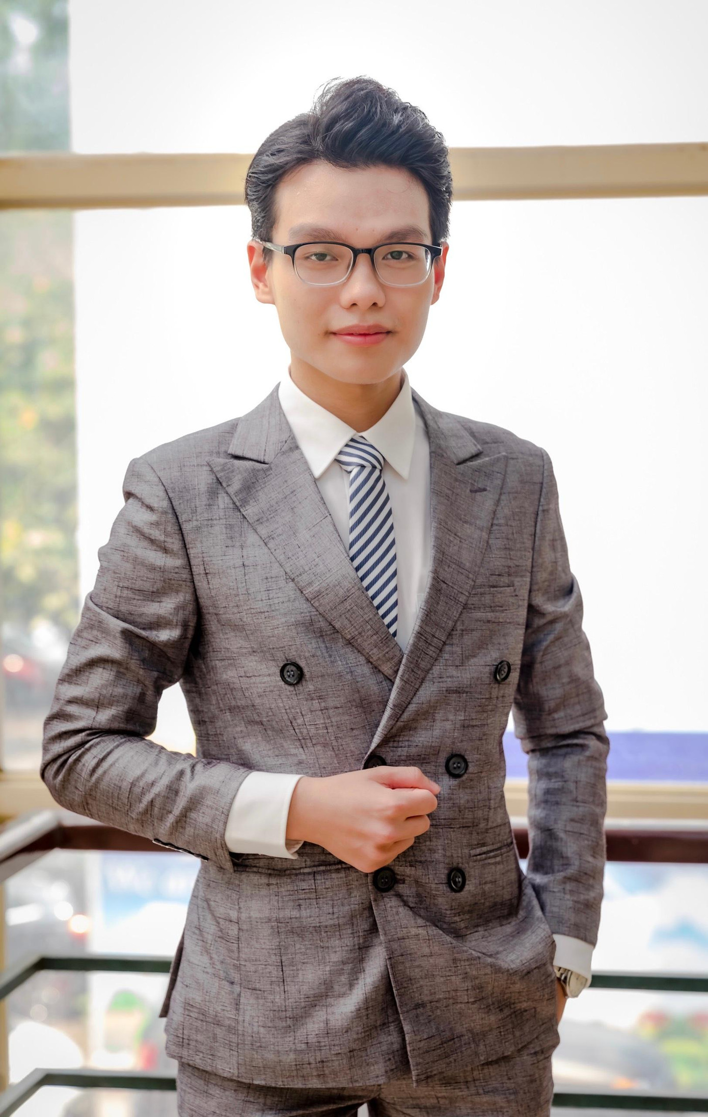 Dù là sinh viên ngành Ngôn ngữ Pháp, Hoàng Nam lại bén duyên với nghề cầm mic và hiện là một MC đầy triển vọng. Dù là sinh viên ngành Ngôn ngữ Pháp, Hoàng Nam lại bén duyên với nghề cầm mic và hiện là một MC đầy triển vọng.