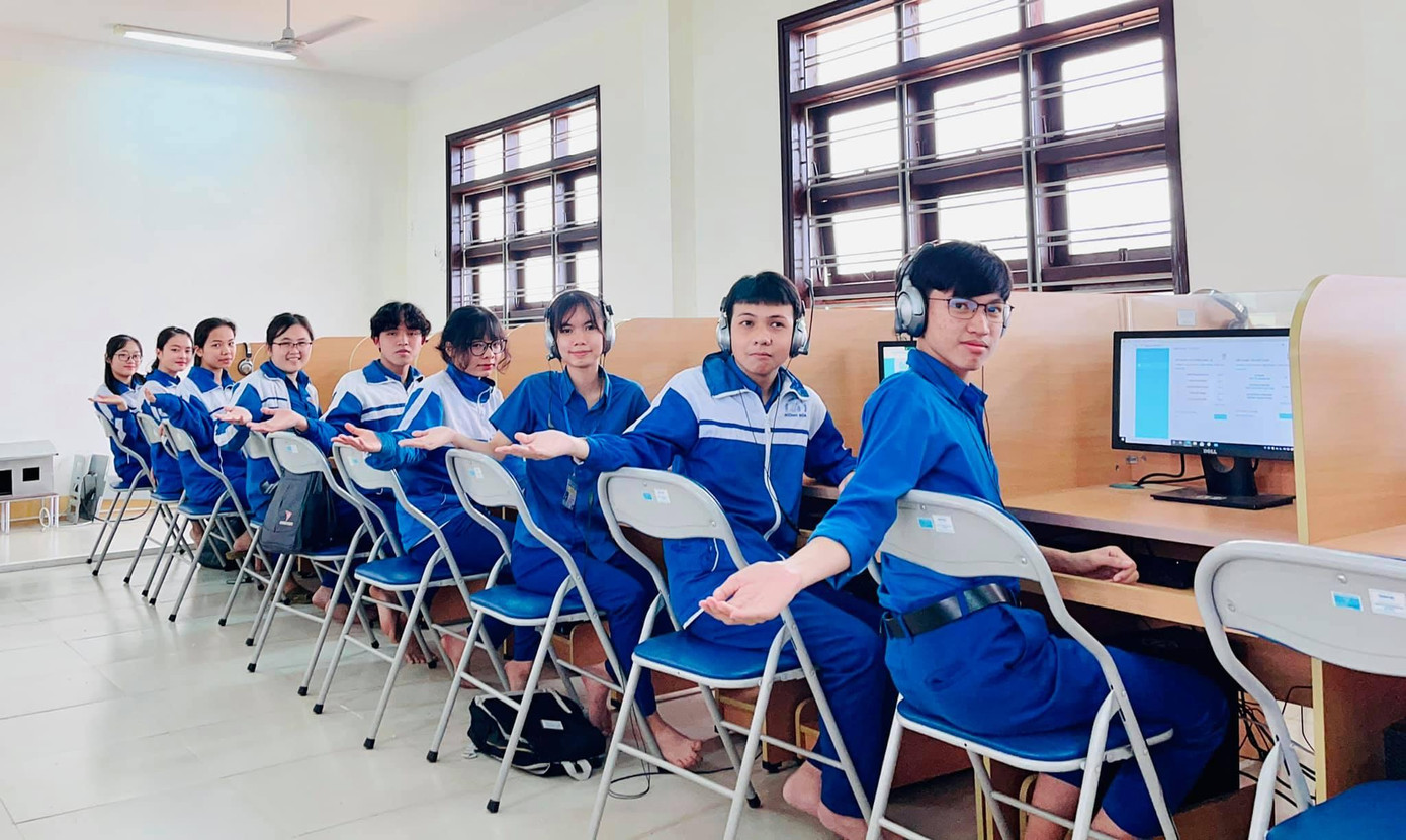 Hoàng Phú cùng các bạn học sinh đạt giải Khuyến khích cấp tỉnh và chứng nhận cấp quốc gia cuộc thi Olympic Tiếng Anh trên Internet IOE năm học 2020-2021.