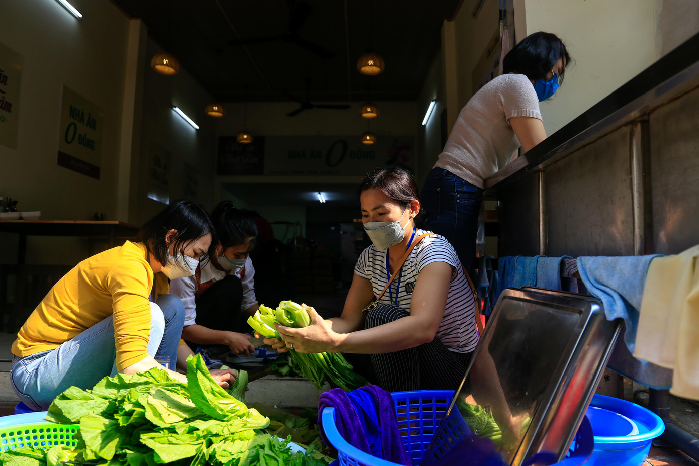 &quot;Nhà ăn chay 0 đồng Nhất Tâm là cơ sở đầu tiên tại Hà Nội. Những thành viên đến đây làm đều là tình nguyện viên, mọi người đều làm việc tự nguyện và không có lương. Mỗi ngày chúng tôi chuẩn bị 4 món chính và tráng miệng theo tùy bữa, có hôm có hoa quả, hôm có chè&quot;, chị Hoàng Kim Ngọc (32 tuổi) cho biết. Ảnh: Tuấn Anh