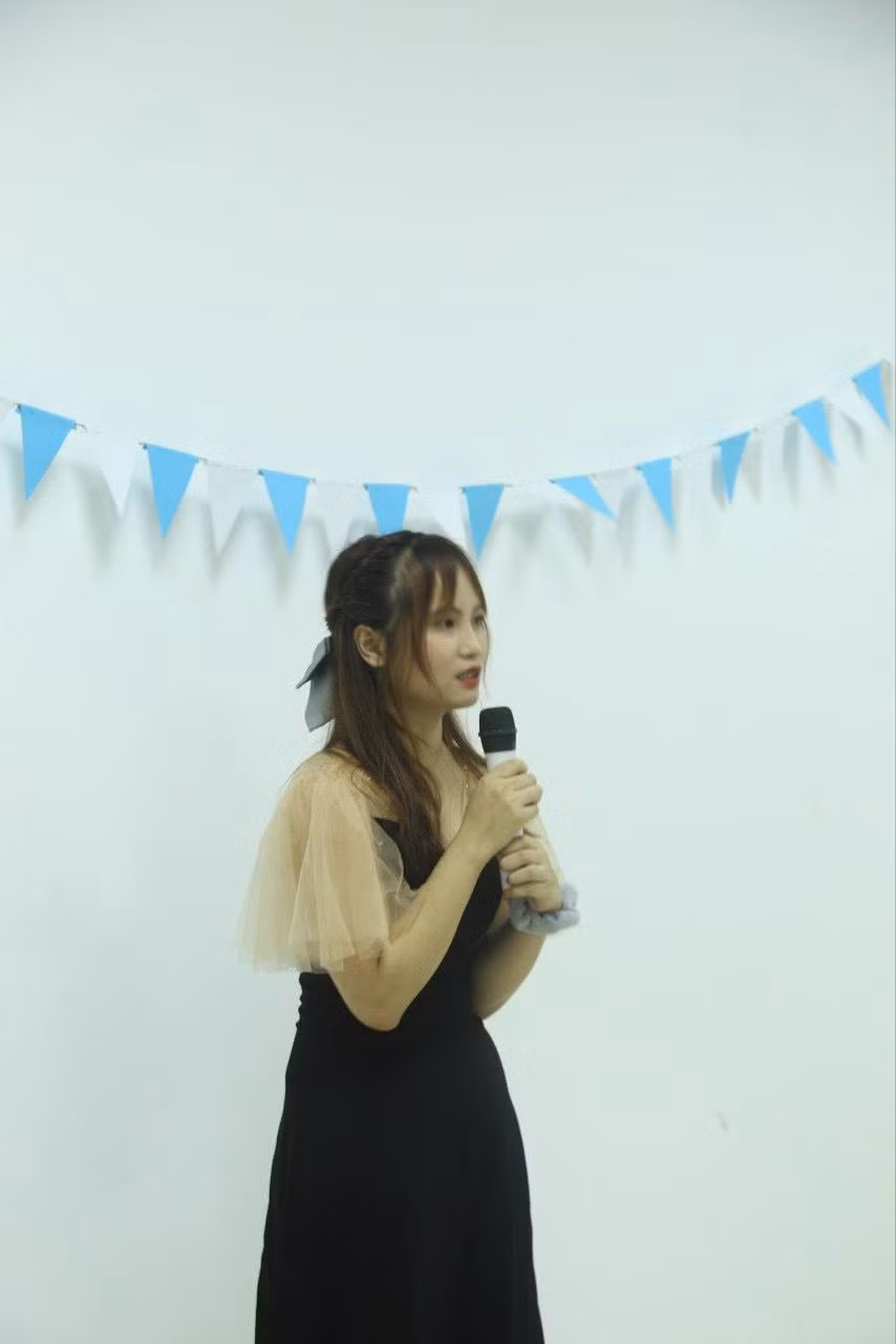 Ngọc Hoa được trở thành cô giáo đứng lớp để hướng dẫn cho các bạn ôn thi cuối kỳ.