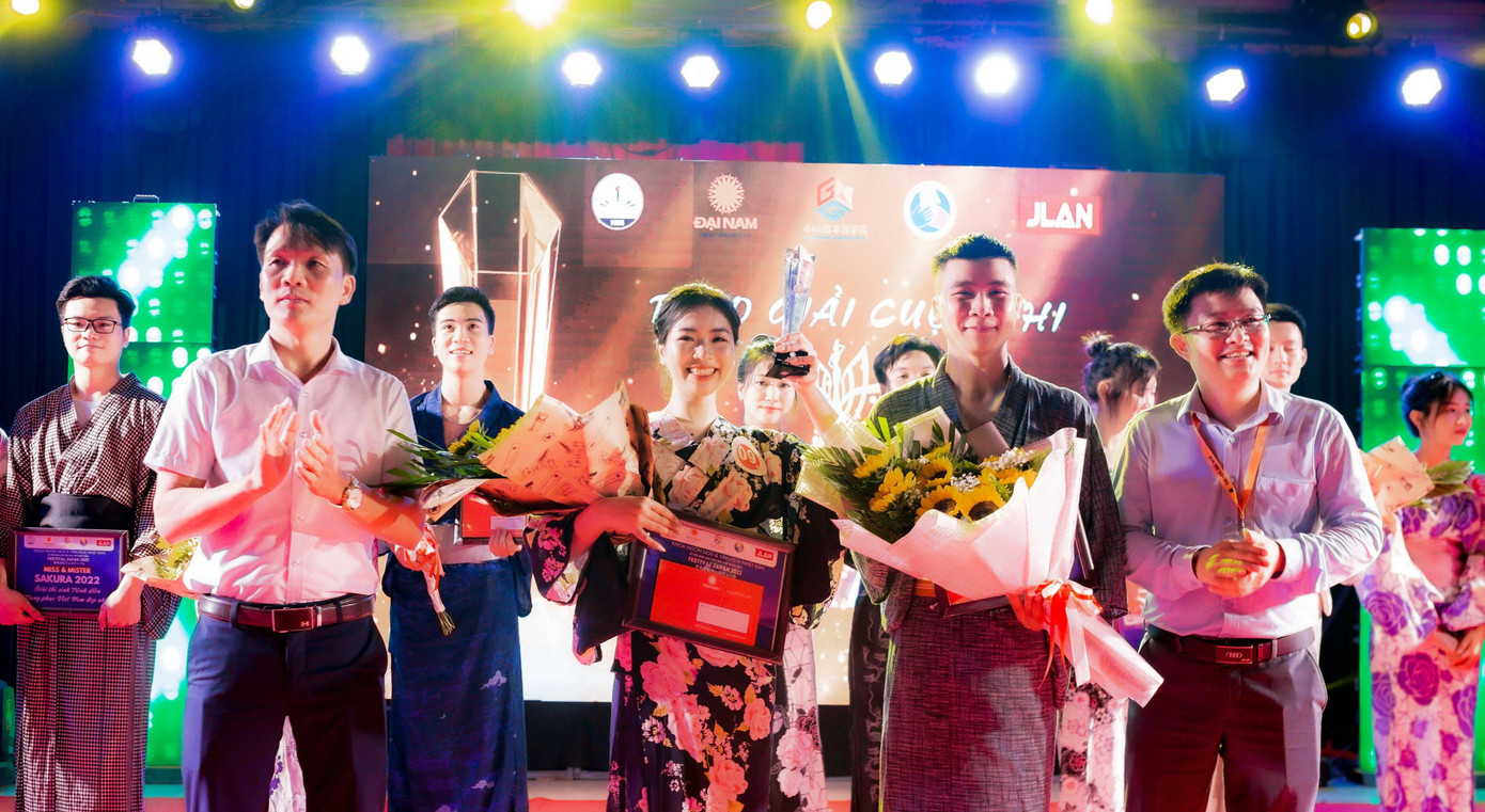 Thành Đức và Như Quỳnh nhận giải Quán quân cuộc thi Mister and Miss Sakura 2022.