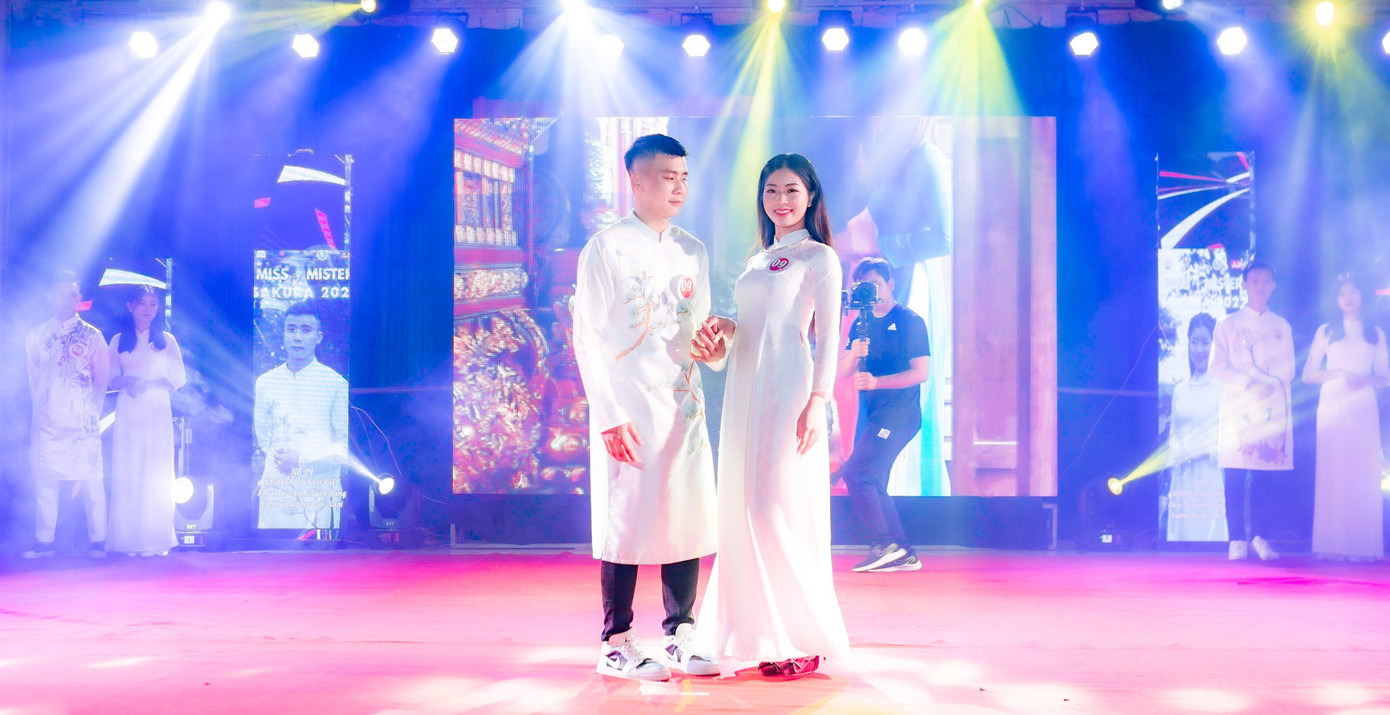 Thành Đức và Như Quỳnh trình diễn trang phục truyền thống Việt.