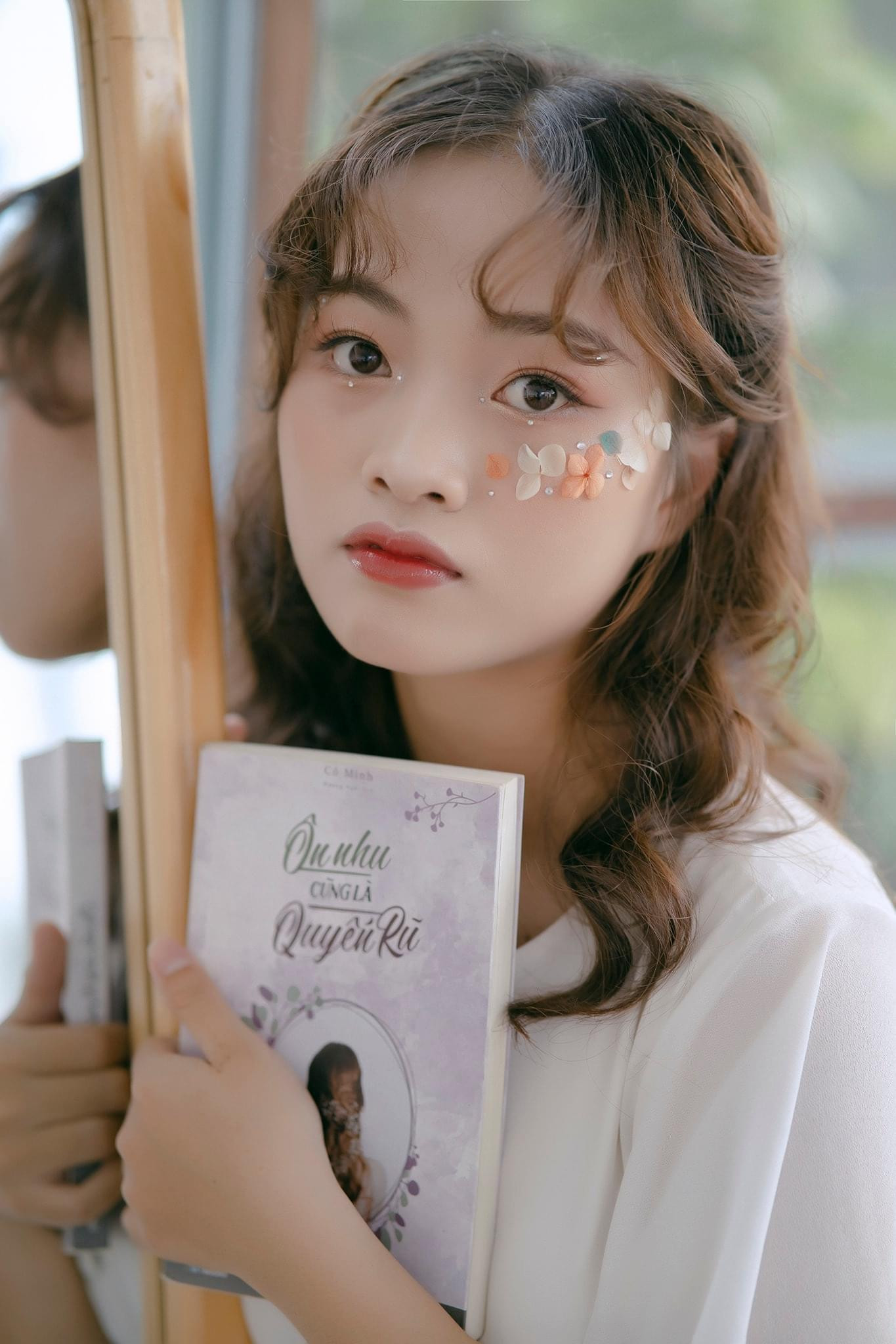 Hồ Thị Tiểu My sinh viên chuyên ngành Sư phạm Ngữ văn, Đại học Sư phạm - Đại học Huế. Hồ Thị Tiểu My sinh viên chuyên ngành Sư phạm Ngữ văn, Đại học Sư phạm - Đại học Huế.