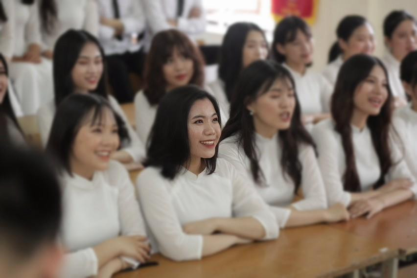 Trong các năm học cấp 3, Quỳnh luôn đạt kết quả học tập giỏi, là học sinh ngoan ngoãn hòa đồng được thầy cô và bạn bè quý mến. Trong các năm học cấp 3, Quỳnh luôn đạt kết quả học tập giỏi, là học sinh ngoan ngoãn hòa đồng được thầy cô và bạn bè quý mến.