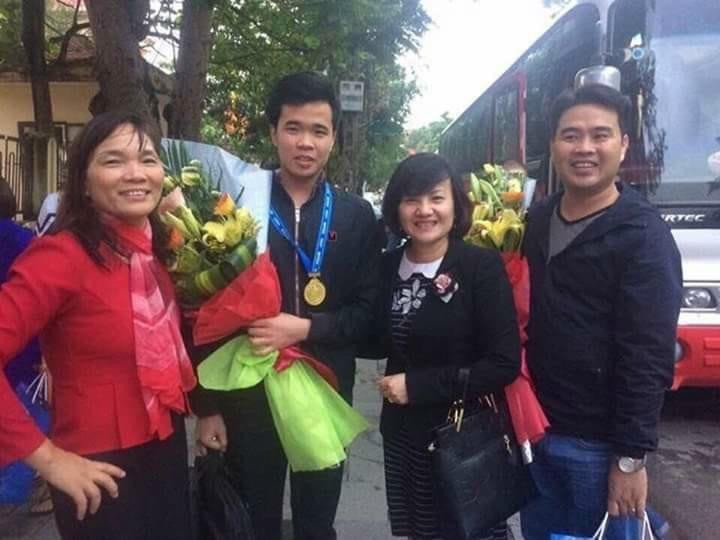 Thầy cô cấp 3 đón Minh Tú sau khi đạt giải Nhất quốc gia cuộc thi Giải toán bằng máy tính cầm tay 2017. Thầy cô cấp 3 đón Minh Tú sau khi đạt giải Nhất quốc gia cuộc thi Giải toán bằng máy tính cầm tay 2017.