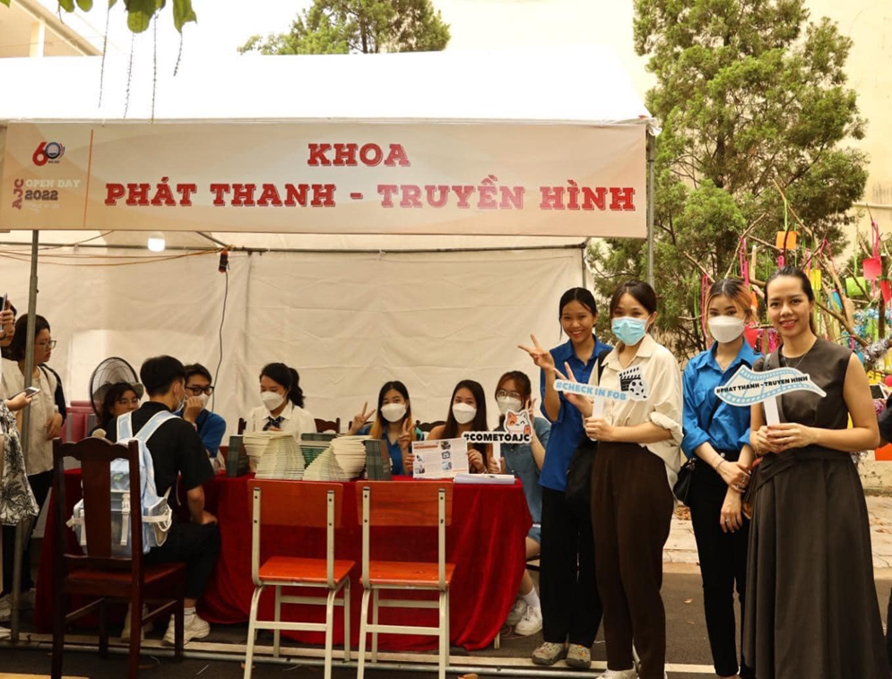 Việt Ngọc hoạt động năng nổ trong công tác Đoàn và các câu lạc bộ đội nhóm ở trường.