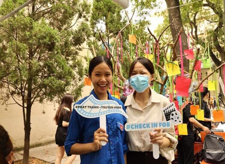 Những người cộng sự tuyệt vời luôn bên cạnh nữ sinh.