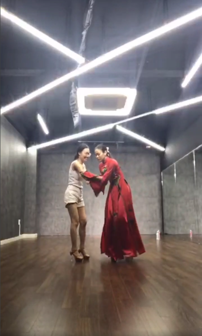 Nữ sinh 20 tuổi nỗ lực không ngừng nghỉ trên đôi giày cao gót.