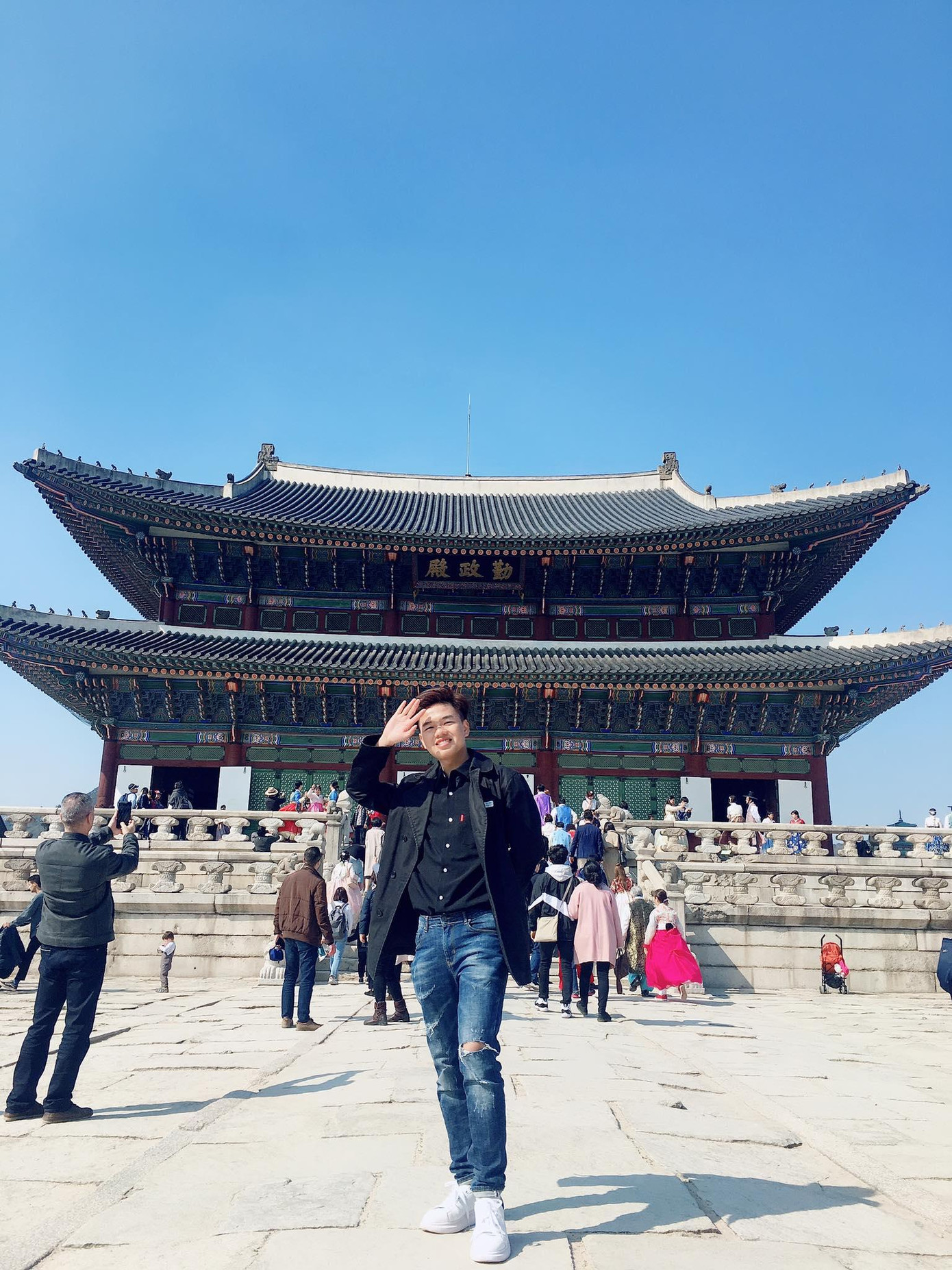 Khắc Hoàng thấy vui khi có thể góp sức mình giúp đỡ cho các du học sinh Việt tại Hàn Quốc. Khắc Hoàng thấy vui khi có thể góp sức mình giúp đỡ cho các du học sinh Việt tại Hàn Quốc.