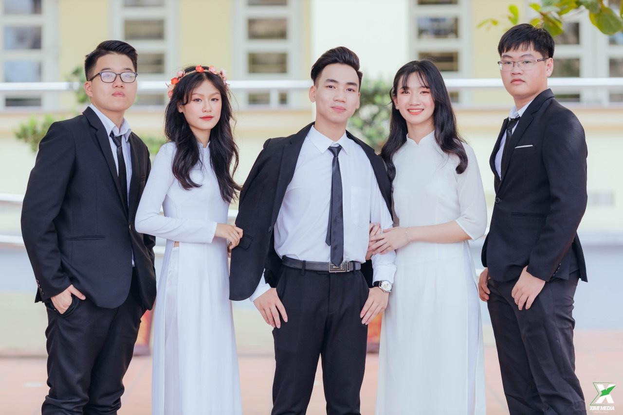 Huy cùng nhóm bạn thân học cấp 3.