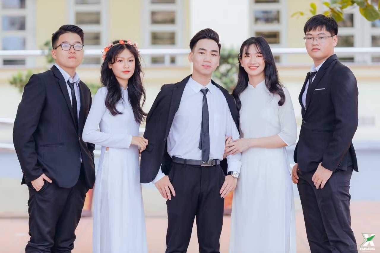 Huy cùng nhóm bạn thân học cấp 3.