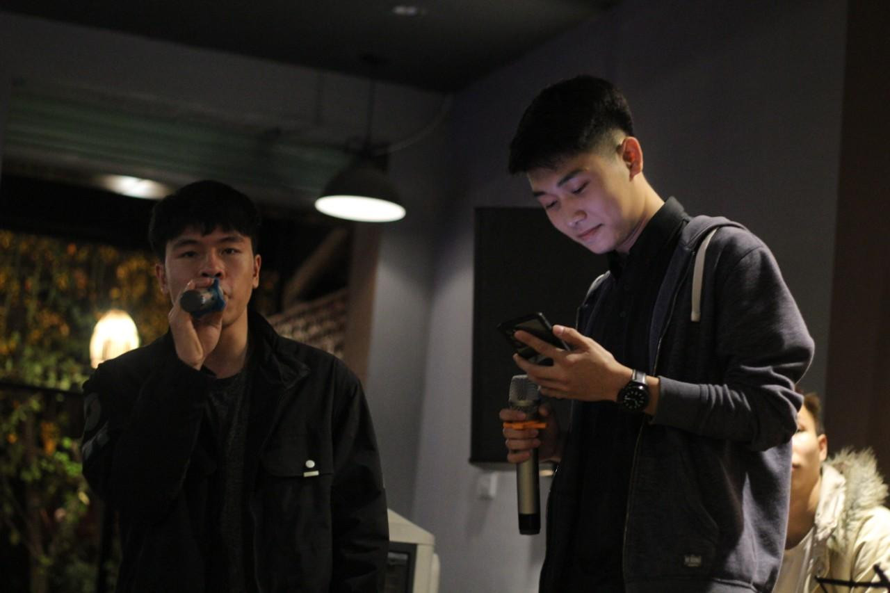 Với ngoại hình sáng cùng giọng hát trầm ấm, anh chàng thường nhận được lời mời biểu diễn tại các phòng trà tại Hà Nội. Với ngoại hình sáng cùng giọng hát trầm ấm, anh chàng thường nhận được lời mời biểu diễn tại các phòng trà tại Hà Nội.