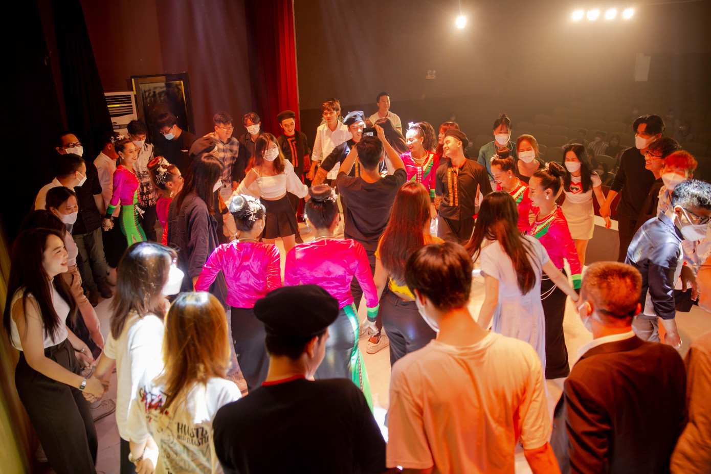 Khán giả vui cùng điệu Xòe Thái. Khán giả vui cùng điệu Xòe Thái.