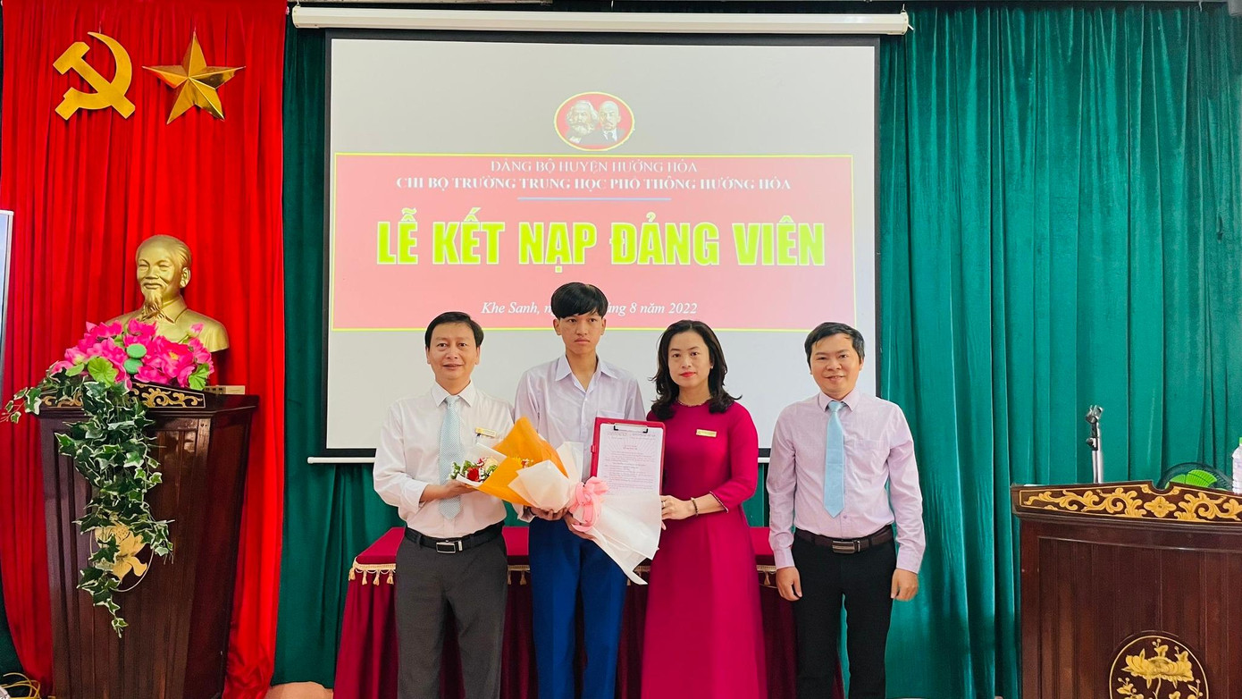 Nguyễn Trí Hoàng Phú (thứ hai từ bên trái sang) vinh dự được kết nạp vào Đảng Cộng sản Việt Nam đúng vào dịp kỷ niệm 77 năm Cách mạng Tháng Tám (1945-2022).