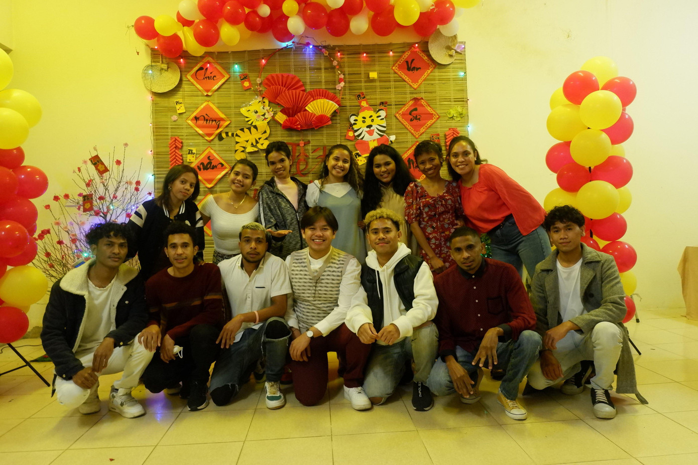 Jan Aldrick Sales Sendaydiego cùng các bạn du học sinh quốc tế đón Tết tại Việt Nam. Jan Aldrick Sales Sendaydiego cùng các bạn du học sinh quốc tế đón Tết tại Việt Nam.